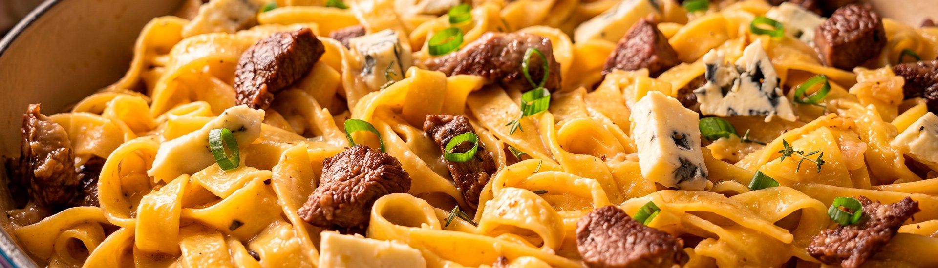 Talharim cremoso com filé mignon e gorgonzola