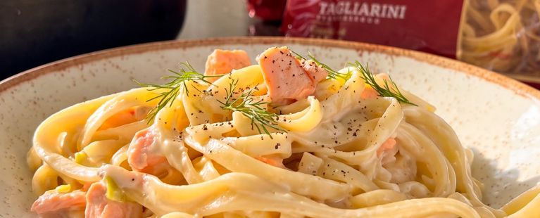 Tagliarini com salmão e alho-poró