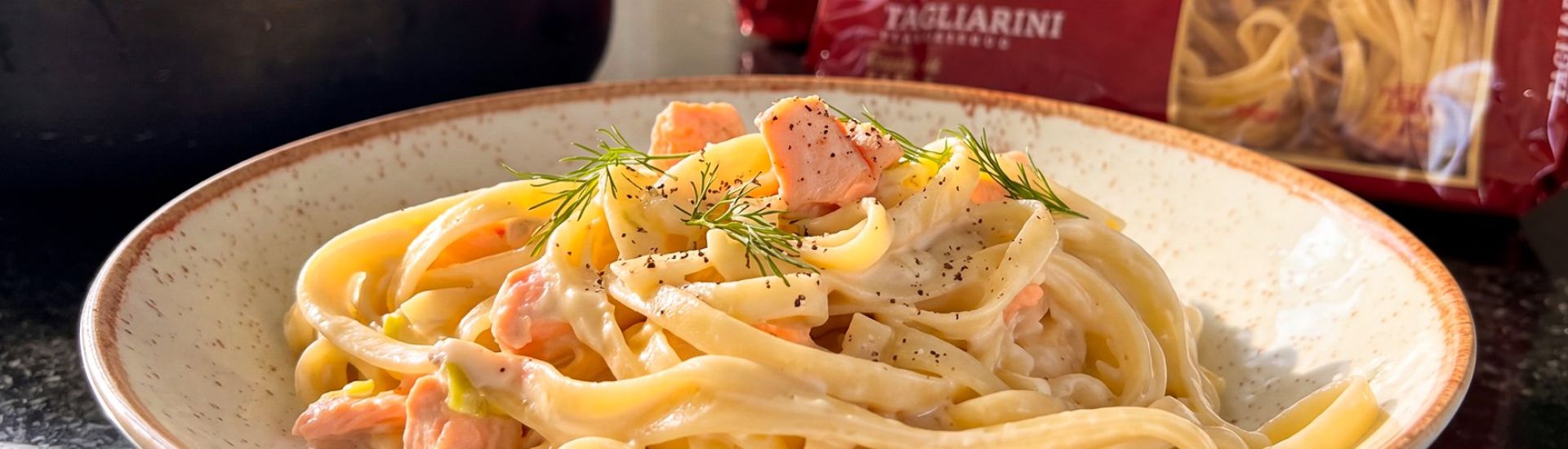 Tagliarini com salmão e alho-poró